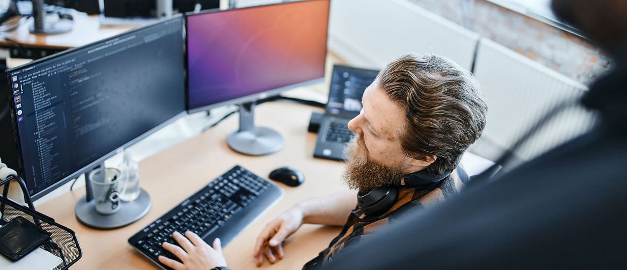 Softwareudvikler ved udviklingshuset Centic udvikler software