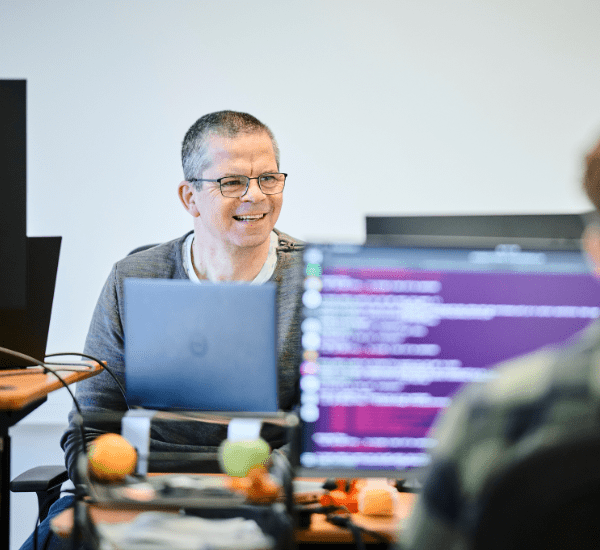 Centic softwareudviklere ved computere i arbejde